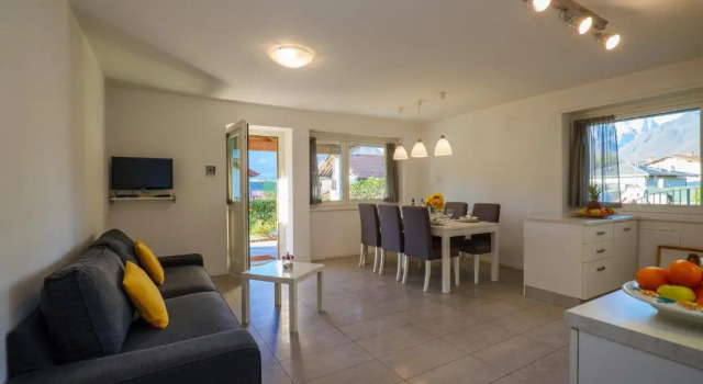 Residence Girasole Casa Gialla, Book Hotel Hotels in Como with a Pool, Swimming Pool