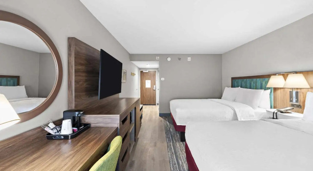 Четырёхместный номер Standard Hampton Inn by Hilton Los Angeles Airport LAX