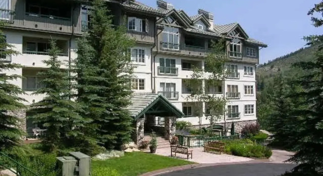 Upscale Ski in, Ski out 1 Bedroom Mountain Vacation Rental With Access to Outdoor Heated Pool, Hot Tubs, and Private Ski Lockers, Забронировать Отель Отели Бивер-Крик 4 звезды, рядом с Центр исполнительских видов искусства Vilar, 4*