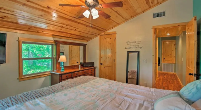 Кровать в общем номере Cozy Broken Bow Cabin w/ Hot Tub - 1 Mi to Lake!