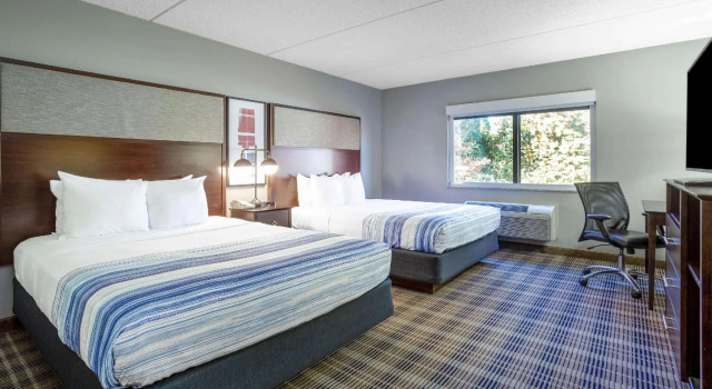 Четырёхместный номер Standard AmericInn by Wyndham Madison South