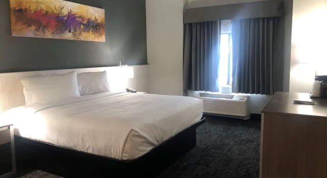 Люкс Baymont Inn & Suites by Wyndham Madison