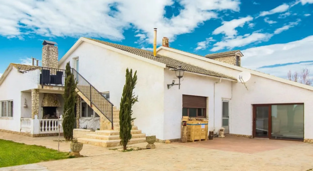 Villa in Villamuriel With Pool and Barbecue, Забронировать Вилла Вильямурьель-де-Серрато Кастилия и Леон