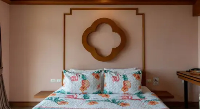 Номер Deluxe с видом на город ROYAL PINEAPPLE HOTEL l a welcome to wealth and good fortune
