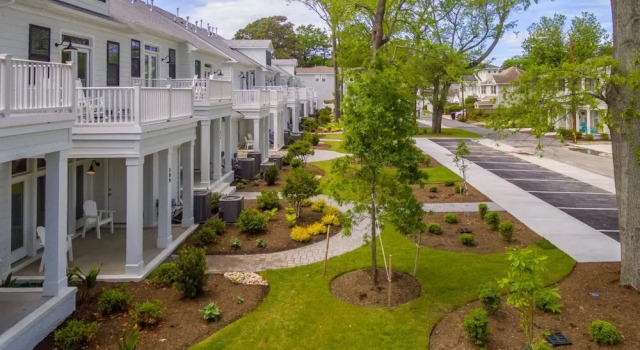 Gorgeous New Modern Farmhouse-style Townhouse Just Blocks From the Virginia Beach Oceanfront, Забронировать Отель Отели Вирджиния-Бич с парковкой, рядом с Пасифик авеню, Парковка