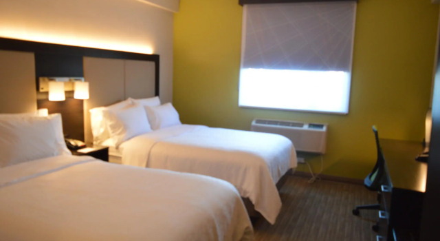 Четырёхместный номер Standard Holiday Inn Express Maspeth by IHG