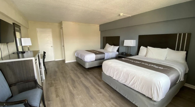 Четырёхместный номер Standard Red Carpet Inn & Suites