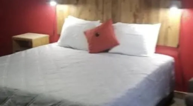 Tri-State Wood Inn, Buchen Sie Hotel Dickeyville Wisconsin