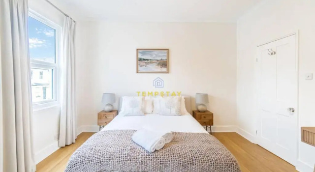 STYLISH 3 BED COTTAGE, WALK 2 ALL SIGHTS & HIGH ST - By Tempstay, Забронировать Отель Виндзор Беркшир, рядом с Victoria Barracks