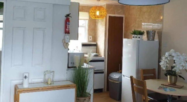 2 Bed Chalet Sleeps 5 - Pets, Parking, Near Beach, Забронировать Шале Грейт-Ярмут The Broads, рядом с Гольф-клуб Lost World Adventure