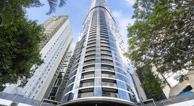 CBD High-rise 1-bed With Pool, Gym & Views, Забронировать Апартаменты/квартира Брисбен Brisbane Region, рядом с Паромный терминал South Bank