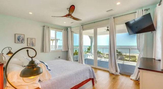 Steps to Shore: Luxe Group Retreat in Port St Joe, Book Feriehus Hoteller i Indian Pass med parkering, Parkering