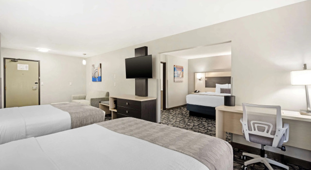 Четырёхместный люкс с 2 комнатами Best Western Morton Inn