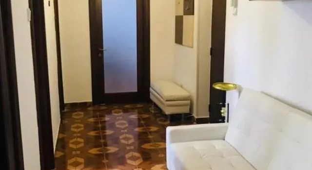 - Brown Suite - ULTRACENTRAL, Забронировать Апартаменты/квартира Отели Пьятра-Нямц с парковкой, рядом с Piatra Neamt Cable Car, Парковка