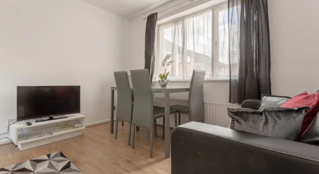 Bright 2 Bedroom Flat in Acton