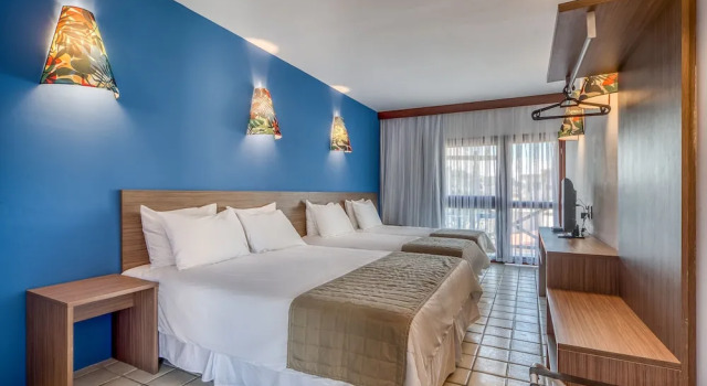 Четырёхместный номер Standard с балконом и с частичным видом на море Hotel