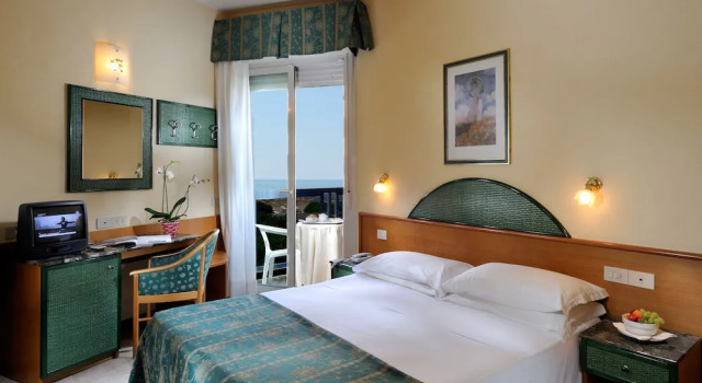 Трёхместный номер Standard с балконом Hotel Bellevue