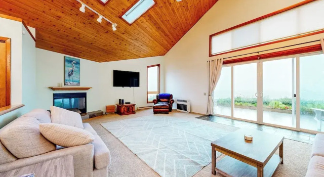 4BR Oceanfront Oasis w/ Patio, Views & Games