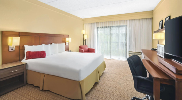 Super 8 by Wyndham Dallas Love Field Airport
