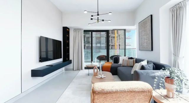 Modern 2BR Haven in Golf Gate Pool & Gym Access