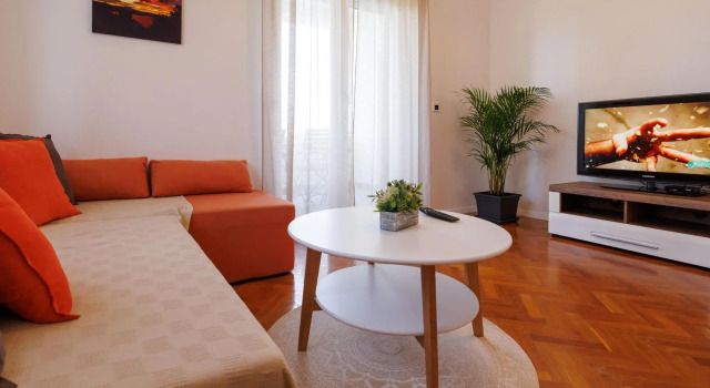 Spacious home with private terrace,200 m distant from the sea, Rezerwuj Hotel Šilo 