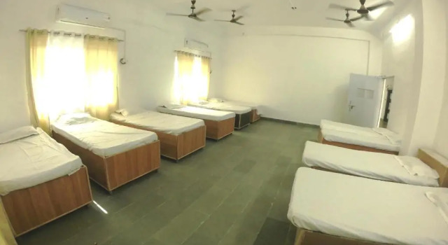 Кровать в общем номере (женский номер) Hotel Buddha Park near Sarnath, Varanasi