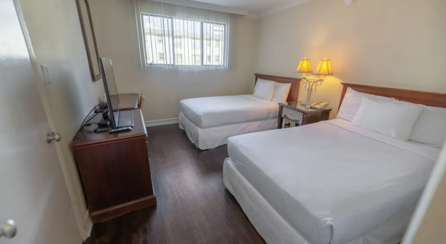 Люкс Poolside Cal Mar Hotel Suites