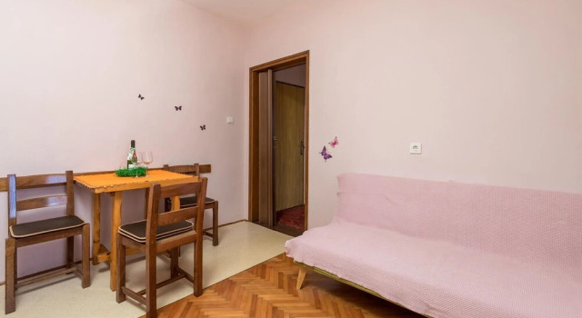 Nice Apartment in Barbat na Rabu With Wifi and 1 Bedrooms, Prenota Appartamento Hotel a Isole Quarnerine con parcheggio, Parcheggio