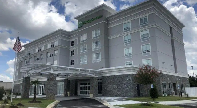 Люкс Holiday Inn & Suites - Fayetteville W-Fort Bragg Area by IHG