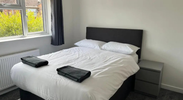House - Sleeps 14, Onsite Parking & Pets Allowed, Varaa Lomakoti Poole Dorset