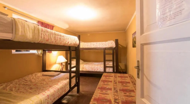 Кровать в общем номере Beraja Family Hostel