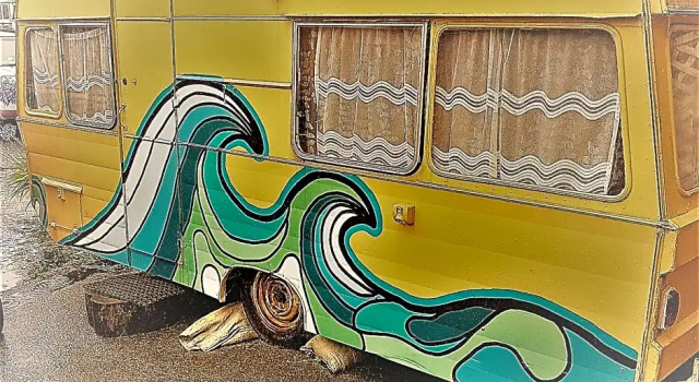 Кровать в фургончике Bazil's Hostel & Surf School