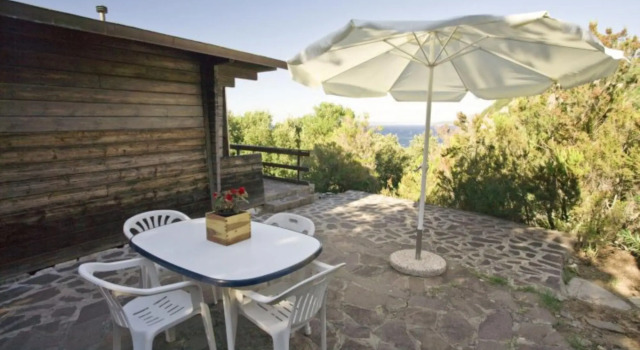 Seccione Chalet 1 Finnish pine cottage with outdoor area overlooking the sea-CHALET SECCIONE 1, Rezervovat Chata Chaty v Elba, Chalupa