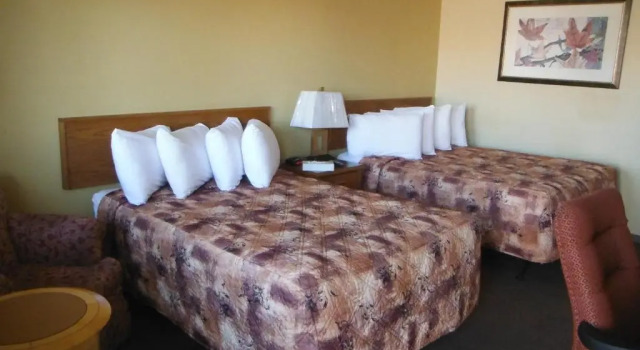 Четырёхместный номер Standard Tumbler Ridge Inn