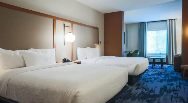 Четырёхместный люкс с частичным видом Fairfield Inn & Suites Marquette