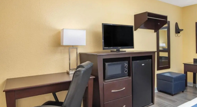 Номер Standard Days Inn by Wyndham Muscle Shoals