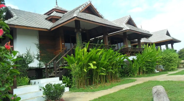 Кровать в общем номере Pai River Villa Resort