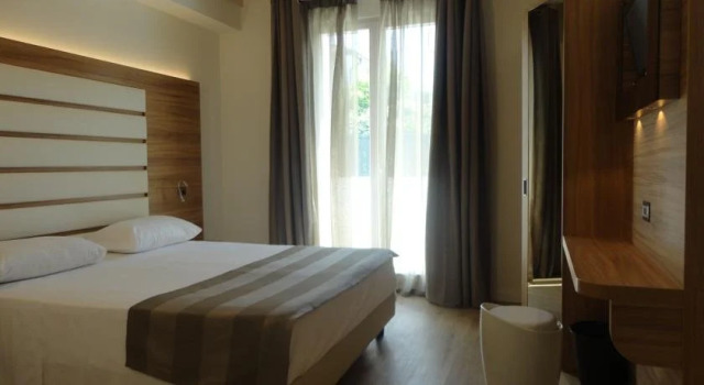 Bio Suites PACINOTTI, Забронировать Отель Отели Бардолино с бассейном, Бассейн