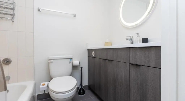Студия Deluxe 21 East - Chic DT Apts with Rooftop by Zencity