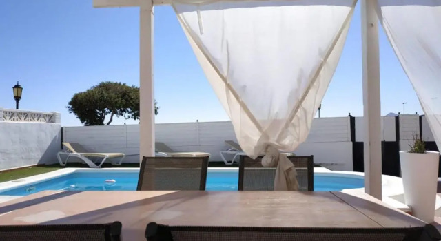 Aloha Surf House, Забронировать Отель Отели Канарских островов с бассейном, Бассейн