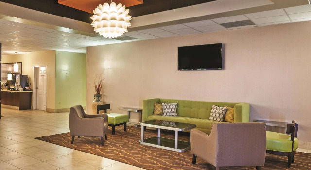 La Quinta Inn & Suites by Wyndham Angleton, Buchen Sie Hotel Angleton Texas Gulf Coast