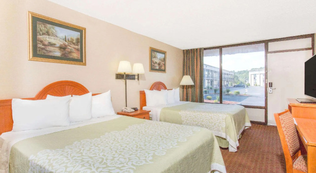 Четырёхместный номер Standard Days Inn by Wyndham Princeton