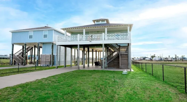 The Beach House 3 Bedroom Home by RedAwning, Book Feriehus Bolivar Peninsula Houston