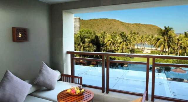 Номер Premier с видом на бассейн Sanya LUHUITOU Resort & Spa