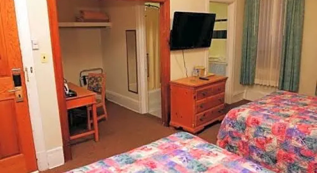Четырёхместный номер Standard Inn at Lincoln Park