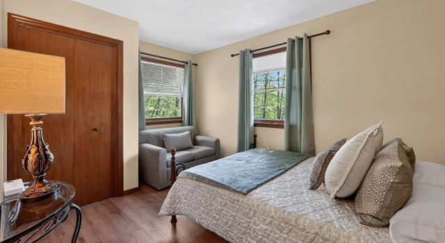 Pocono Sanctuary 10 Min To Falls Family Escape 3 Bedroom Home, Buchen Sie Ferienhaus Bushkill Pike County