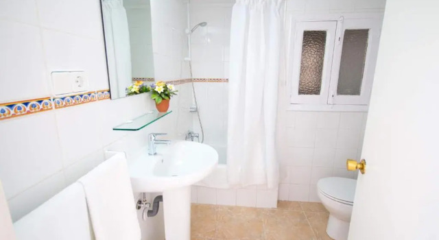 Трёхместный номер Standard с балконом Hostal Los Pinos