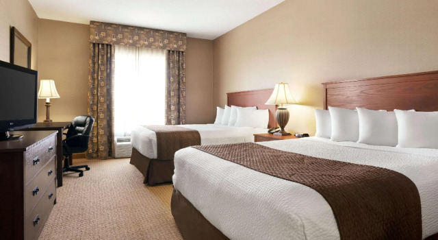 Четырёхместный номер Standard Days Inn & Suites by Wyndham Strathmore
