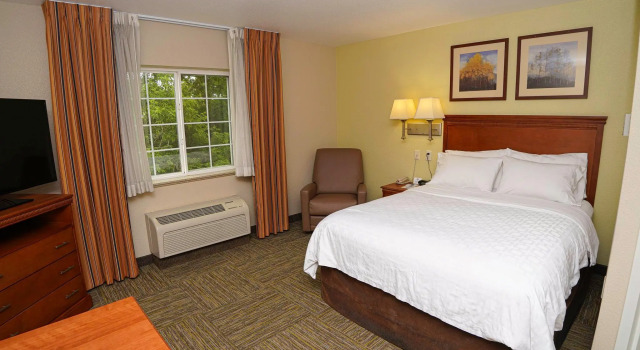 Двухместный люкс Candlewood Suites Boise - Towne Square by IHG