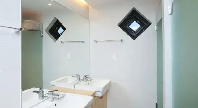 Кровать в общем номере (мужской номер) Mir Guesthouse